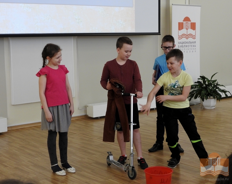 На встрече школьники финно-угорской школы необычно и забавно представили стихи Игоря Вострякова в картинках