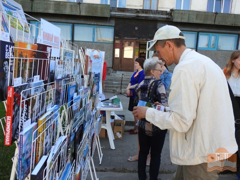 Книжный киоск пользуется популярностью