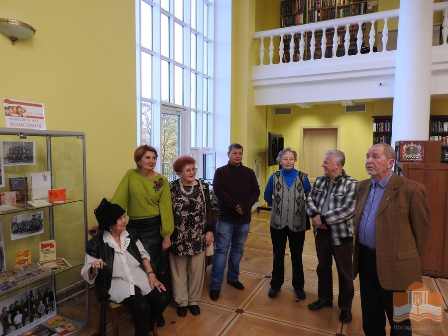 Экспозиция представляет артефакты истории – комсомольские билеты, значки, грамоты, фотографии, предоставленные читателями библиотеки – активными ветеранами комсомольского движения