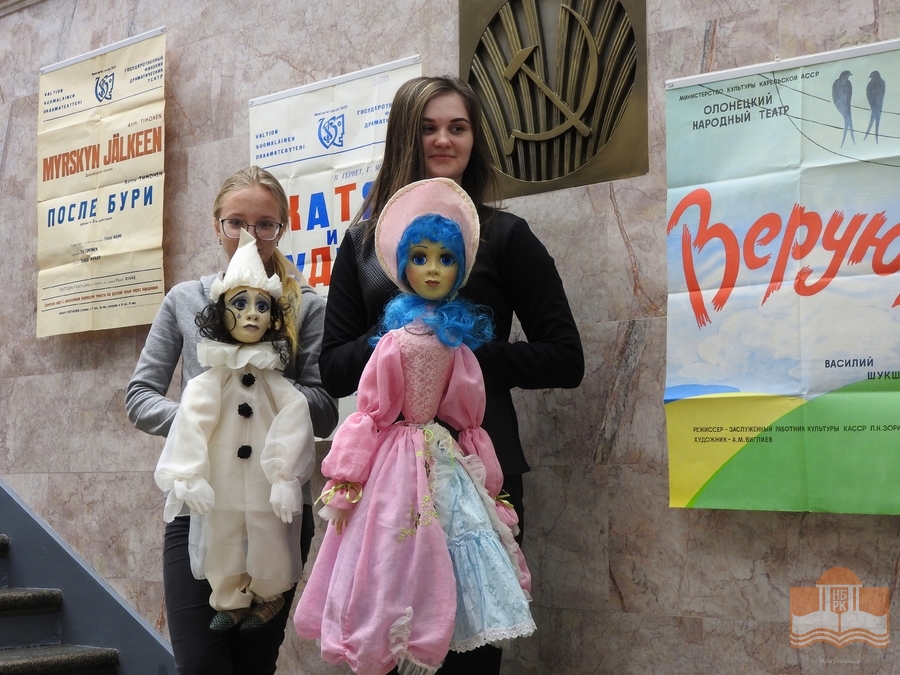 На центральной «театральной» лестнице гостей «Библионочи – 2019» встречали куклы
