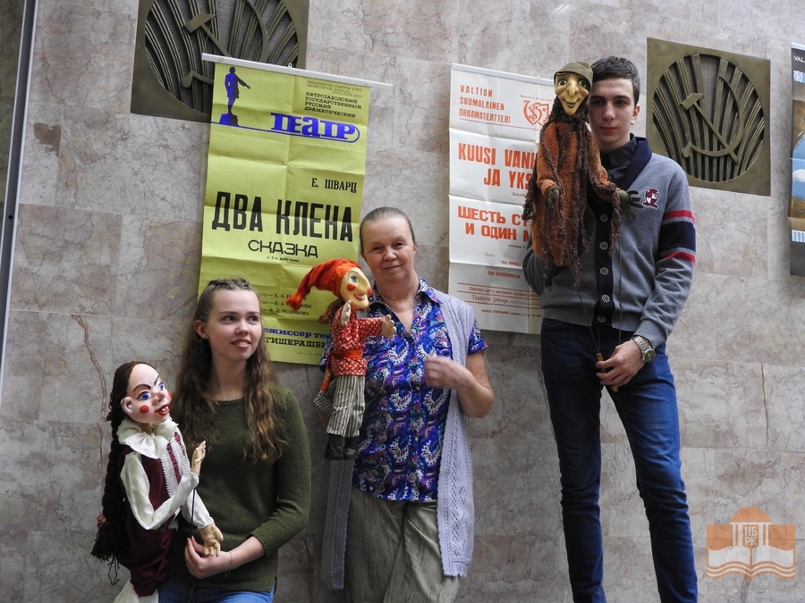 На центральной «театральной» лестнице гостей «Библионочи – 2019» встречали куклы