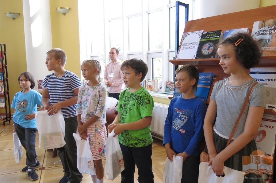 Открытие фестиваля занимательной науки «ZнаниумFest». Самым активным участникам летних программ и постоянным читателям библиотека вручила книжные подарки.