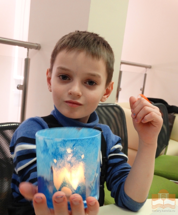 Участник мастер-класса «Старый город. Подсвечник ручной работы»