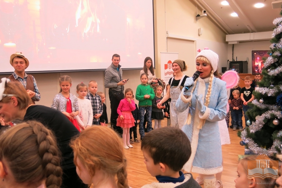 Новогодний хоровод с героями представления