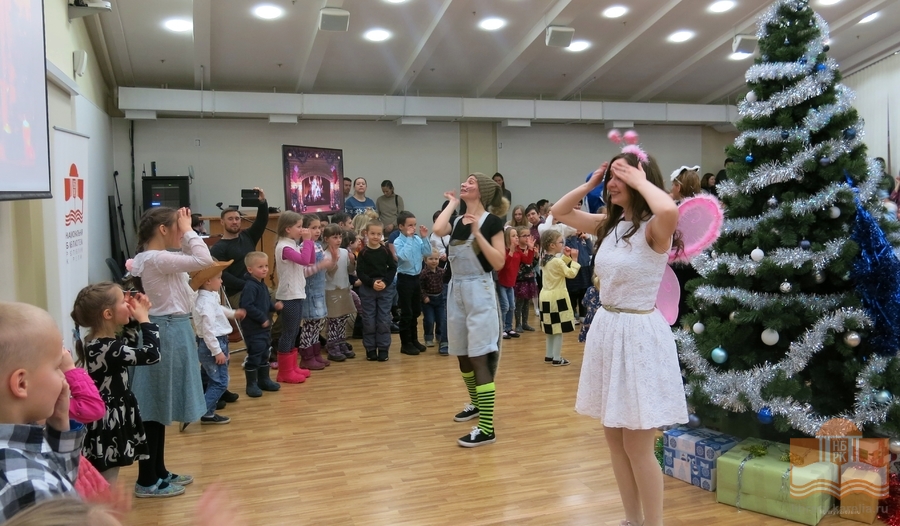 Новогодний хоровод с героями представления
