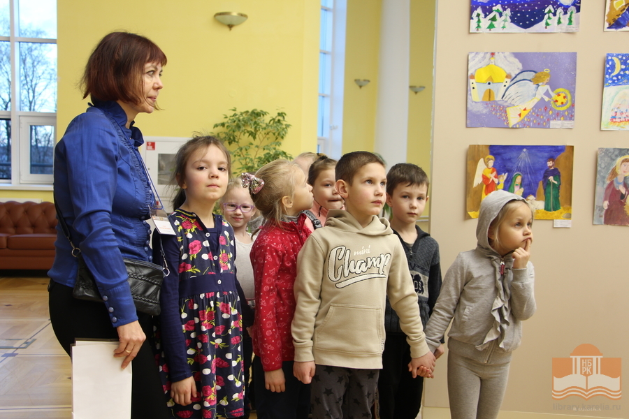 Ребята на выставке конкурсных работ «Волшебное Рождество»