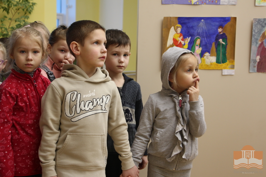 Ребята на выставке конкурсных работ «Волшебное Рождество»