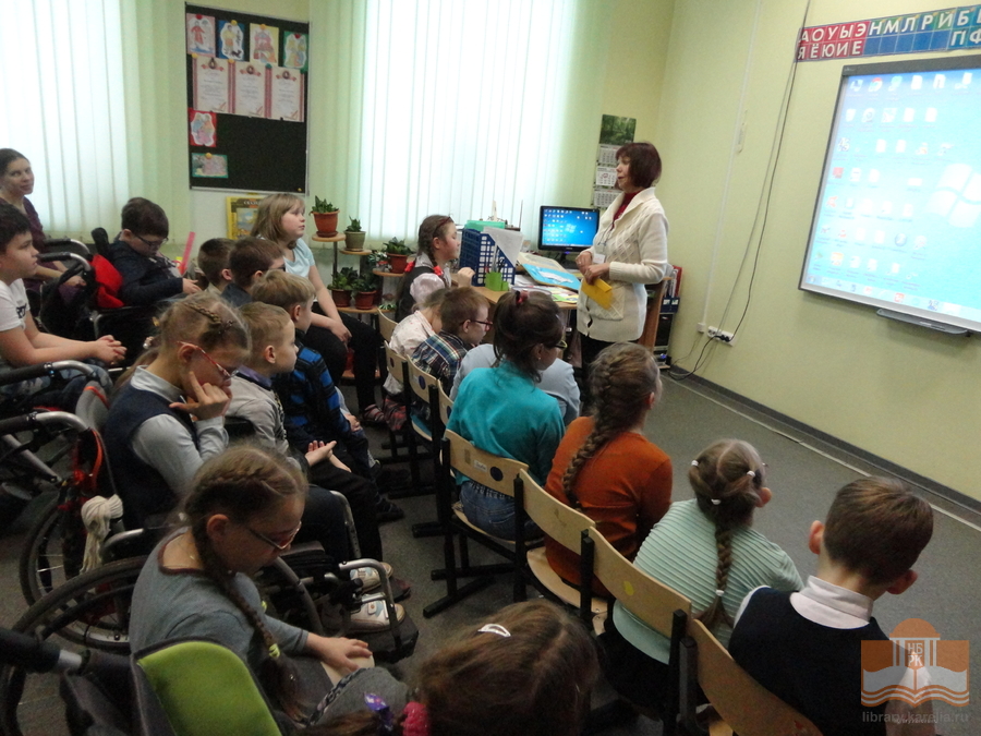 Специалист Центра детского чтения НБ РК проводит литературную программу для воспитанников интерната №21