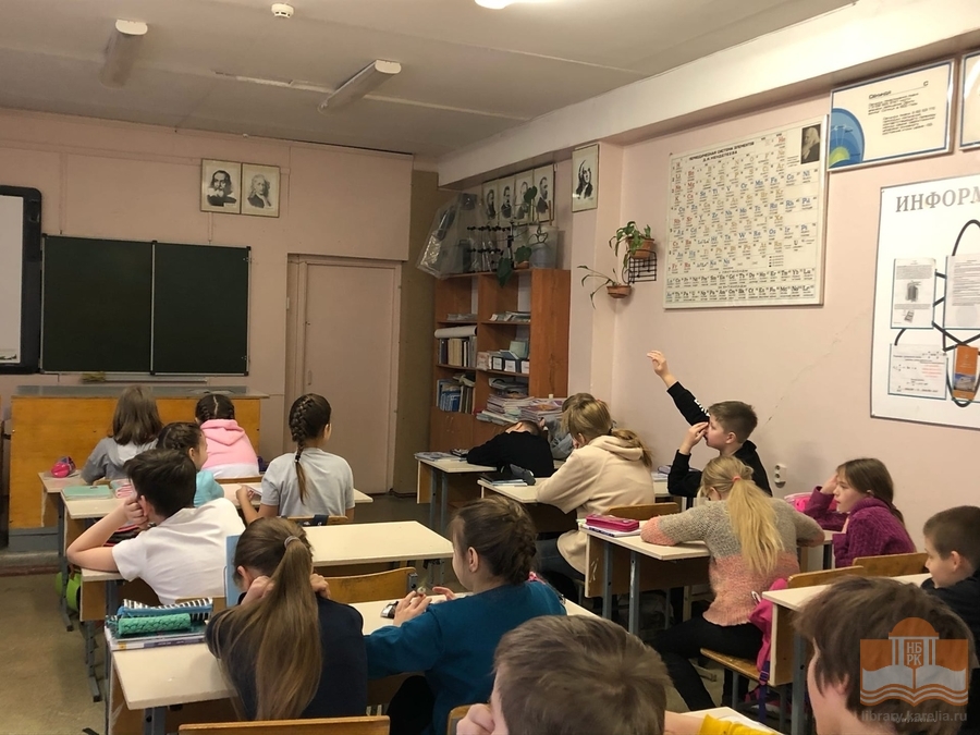 Специалист Центра детского чтения на выездном мероприятии в школе №34