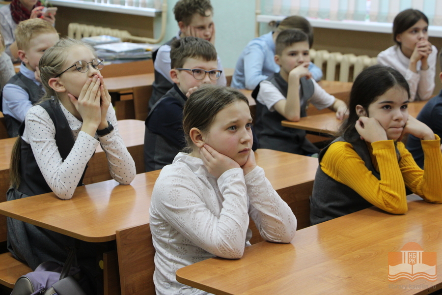 Участники литературно-игровой программы «Я верю в сказки»