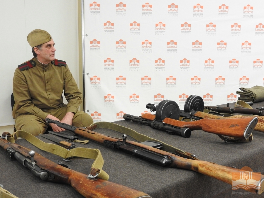 Экспонаты музейно-выставочного комплекса «Полет» представил руководитель музея С.В. Ширяев