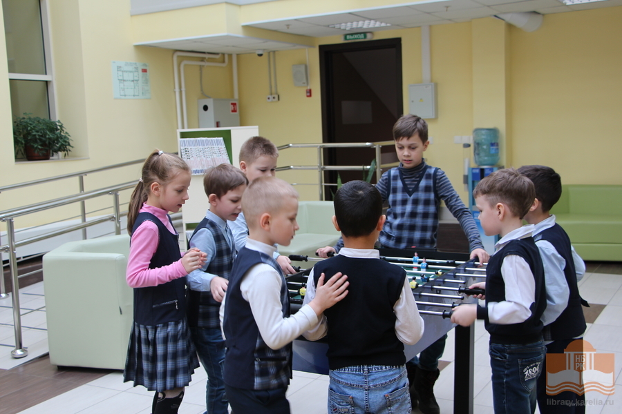 Участники экскурсионной программы в Центре детского чтения НБ РК