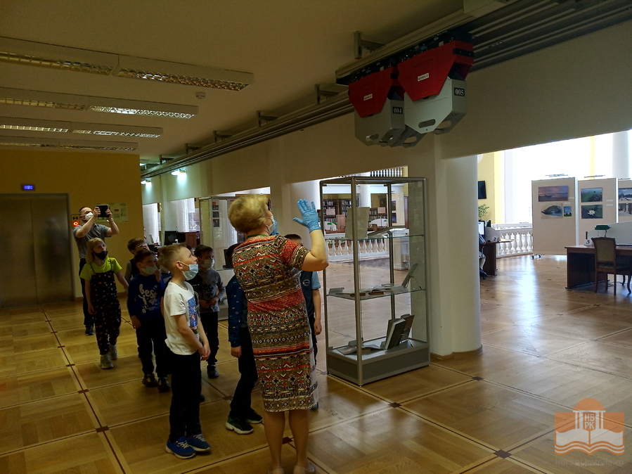 Петрозаводские школьники на экскурсии по Национальной библиотеке Карелии