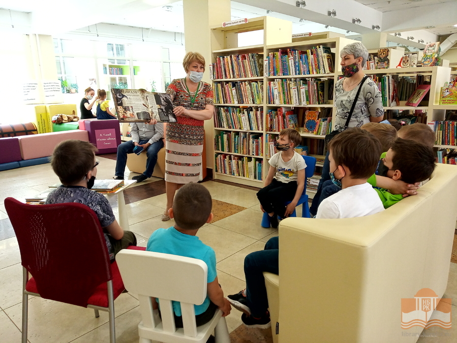 Знакомство с книгами из фонда Центра детского чтения НБ РК