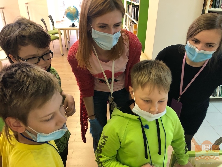 Юные читатели на познавательно-игровой программе «ЗооАкадемия: школа юного палеонтолога» (7+)