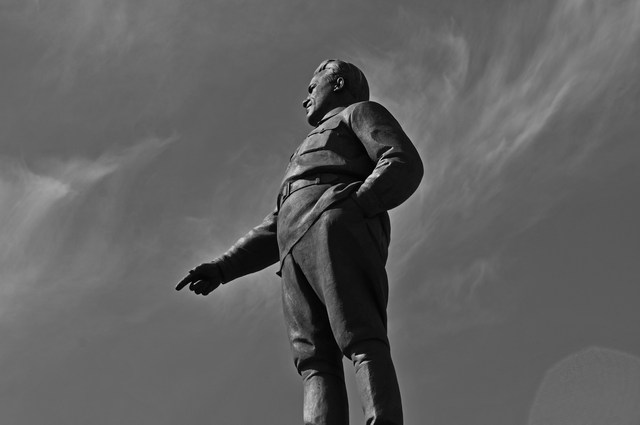 Все-таки чувствуется в памятнике Кирову энергия революции. Так и хочется чеканить стихи Маяковского, глядя на этот монумент: Кто там шагает правой? Левой! Левой! Левой!
