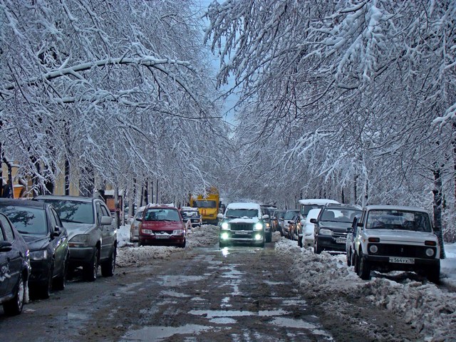Первый снег всегда в радость. И слякоть нисколько не раздражает, город становится праздничным, особенно, если ждал снег весь октябрь