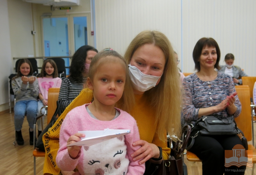 Зрители спектакля «Особый» по мотивам произведений Ирины Пивоваровой «Про Люсю Синицыну»