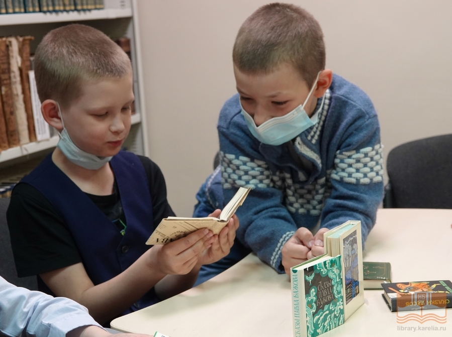 Экскурсия по Национальной библиотеке Карелии для учеников петрозаводских школ №19 и №43