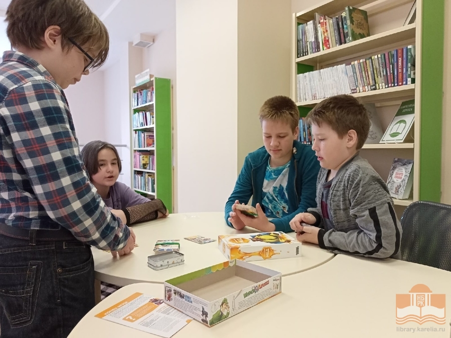 Каждое воскресенье играем в настолки в библиотеке!