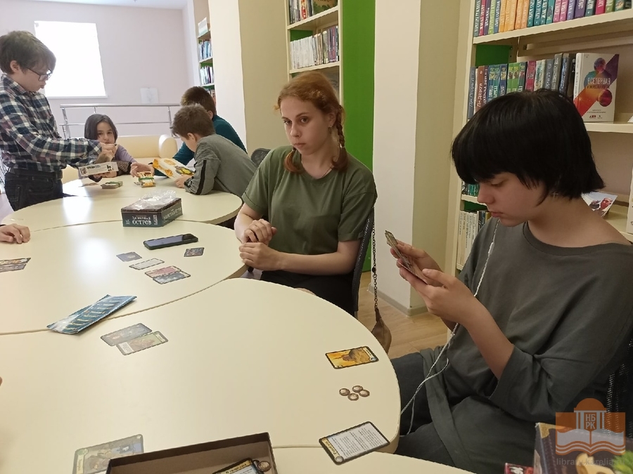Каждое воскресенье играем в настолки в библиотеке!