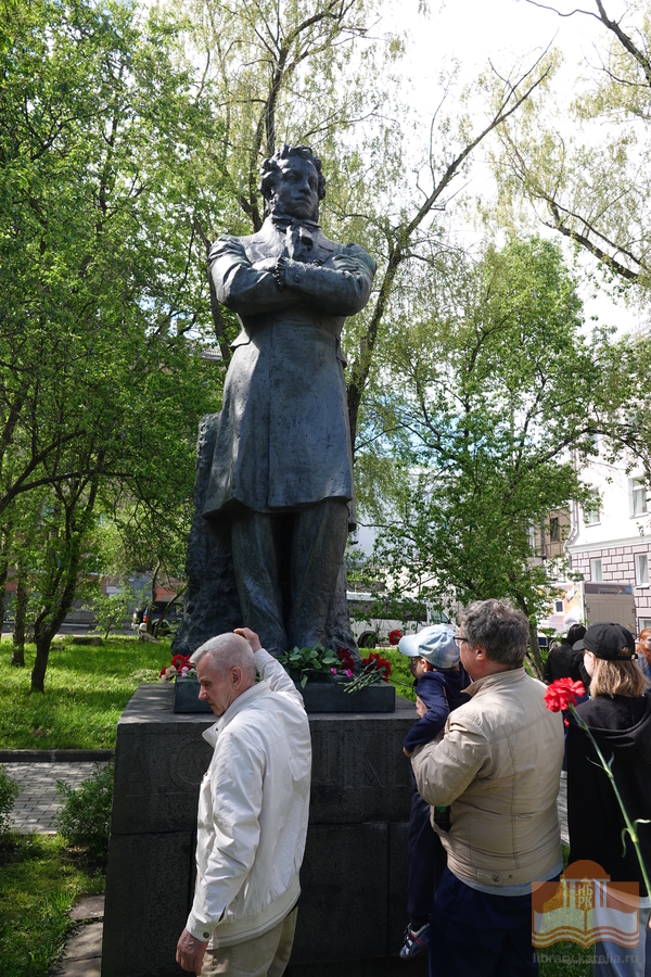 Акция «Цветы поэту»