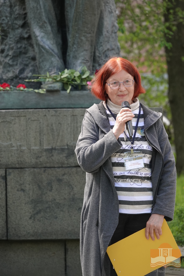 Выступление у памятника Пушкину главного библиотекаря Национальной библиотеки Ирины Кондратьевой