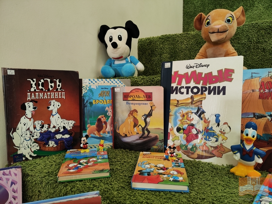 Книжная выставка в рамках просветительской программы «Ох уж эти книжные истории 90-х!»
