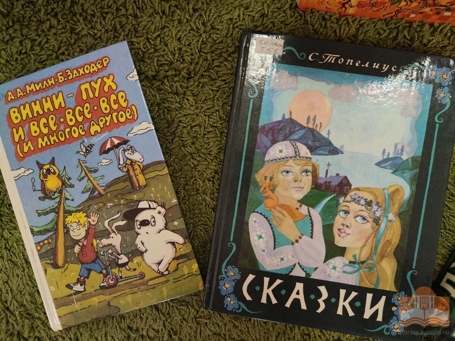 Книжная выставка в рамках просветительской программы «Ох уж эти книжные истории 90-х!»