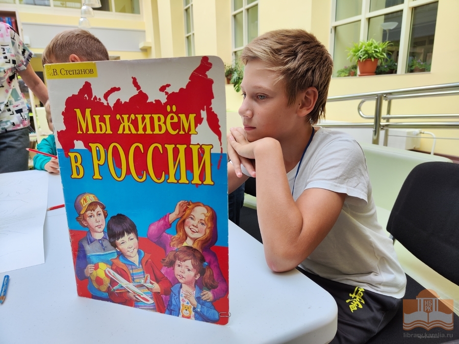 «Флаг – это наша история, доблесть, отвага»: просветительско-игровая программа проекта «Лето с Национальной библиотекой»