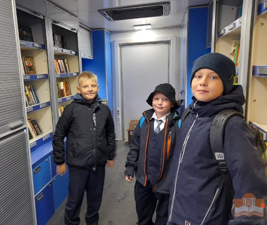 Библиомобиль Национальной библиотеки Карелии в школе №55