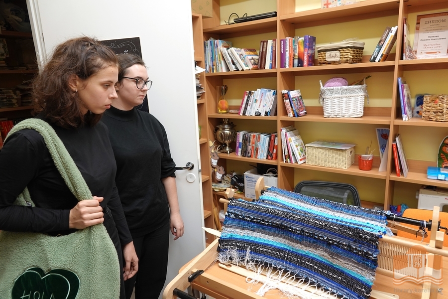 Экскурсия по Янишпольской сельской модельной библиотеке для студентов Карельского колледжа культуры и искусств