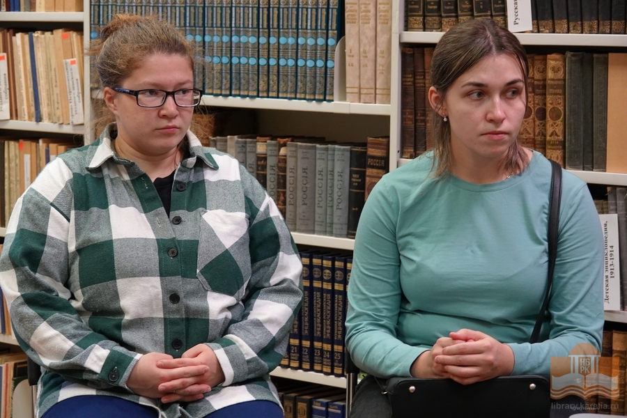 Студенты Института педагогики и психологии ПетрГУ в секторе редких книг