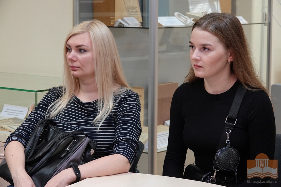 Студенты Института педагогики и психологии ПетрГУ в секторе редких книг