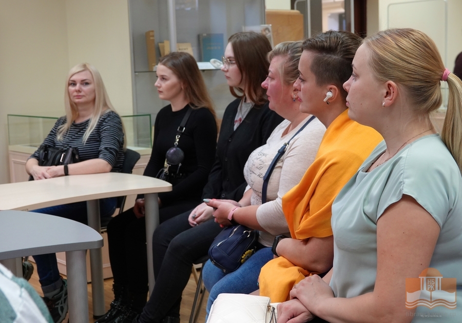 Студенты Института педагогики и психологии ПетрГУ в секторе редких книг