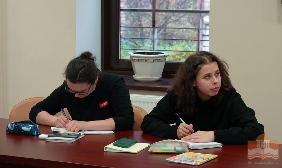 Студенты Карельского колледжа культуры и искусств, обучающиеся по специальности «Библиотековедение»