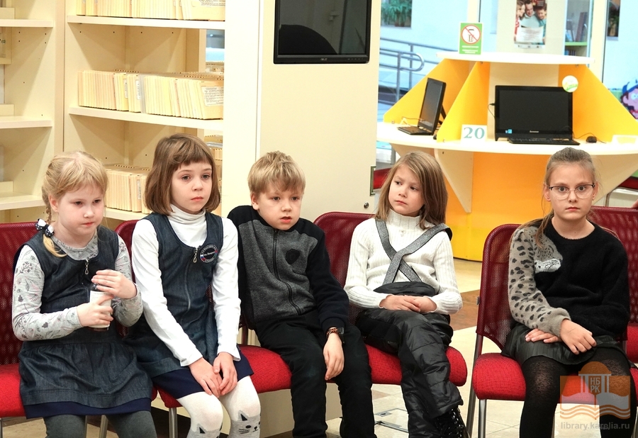 Ученики начальных классов на экскурсии в Национальной библиотеке