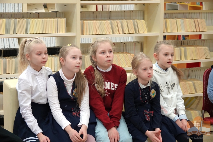 Ученики начальных классов на экскурсии в Национальной библиотеке