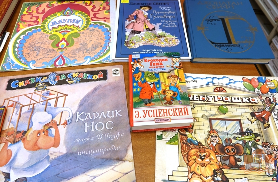 Ученики начальных классов на экскурсии в Национальной библиотеке