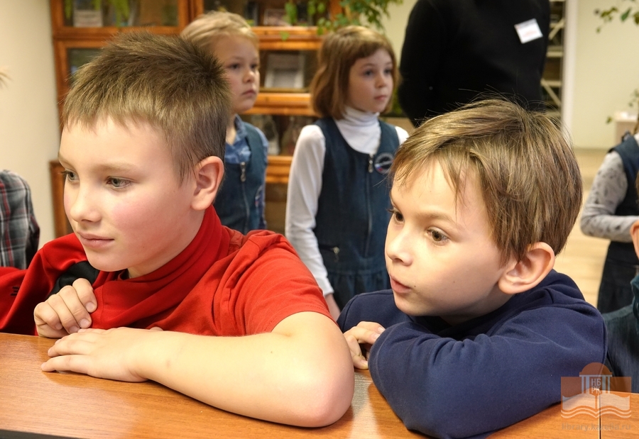 Ученики начальных классов на экскурсии в Национальной библиотеке