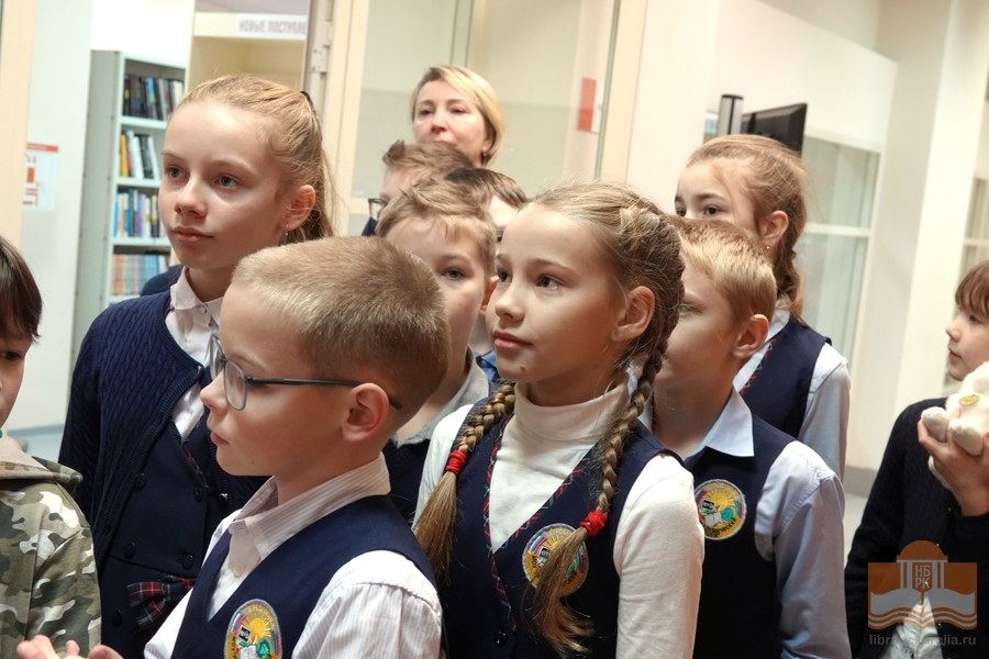 Ученики начальных классов на экскурсии в Национальной библиотеке