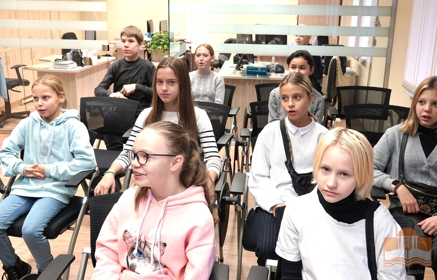 Экскурсия для учащихся средней школы № 33 по Национальной библиотеке Карелии