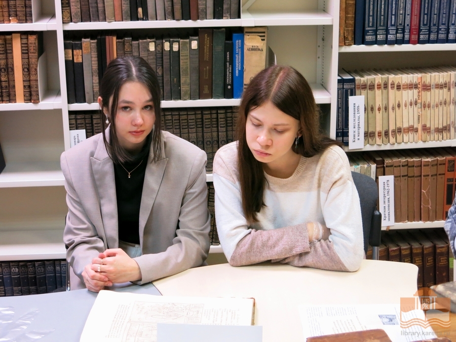 Студенты Института иностранных языков Петрозаводского государственного университета в секторе редких книг
