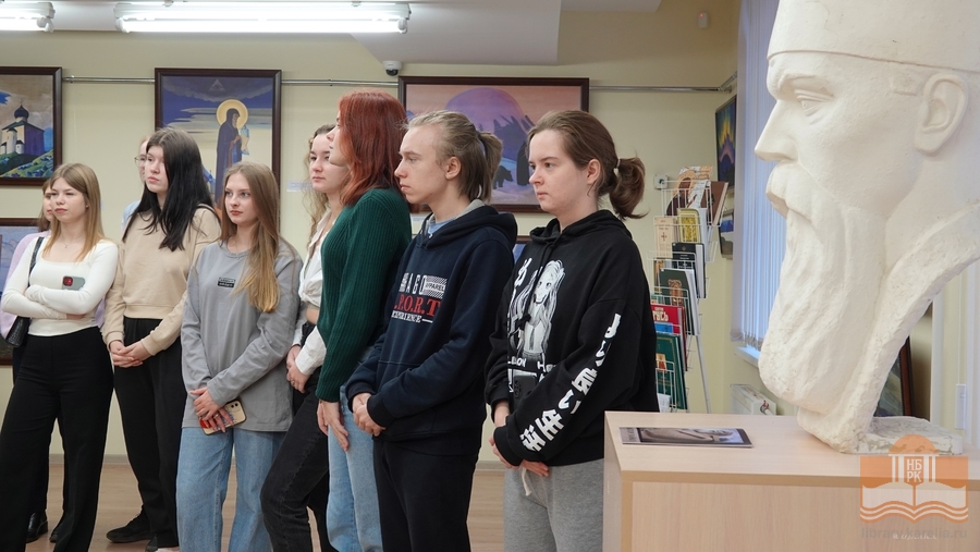 В Карельском центре Рериха первокурсники ознакомились с выставкой живописи «Трижды дано Преподобному спасти Землю Русскую…»
