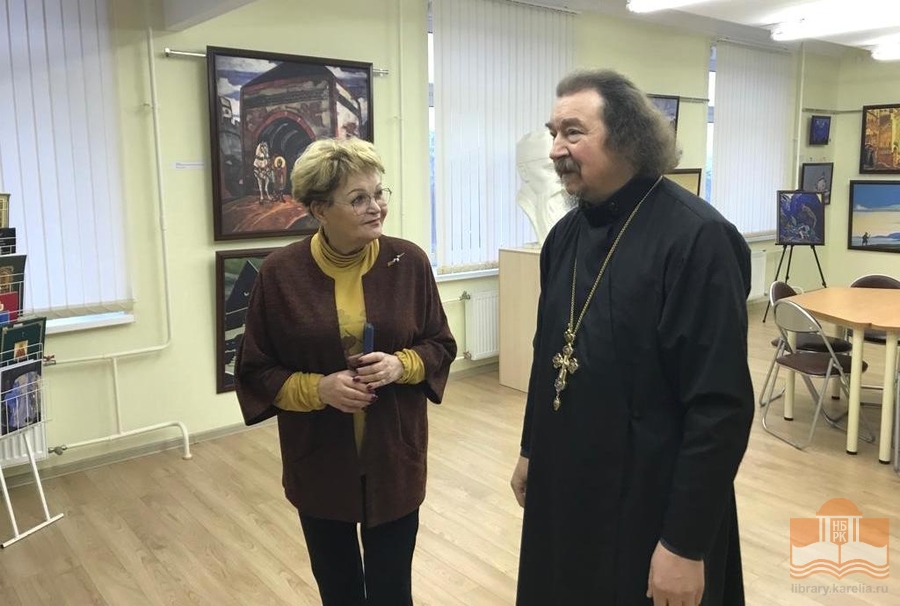 Выставку «Трижды дано Преподобному спасти Землю Русскую» посетил настоятель собора Александра Невского отец Иоанн