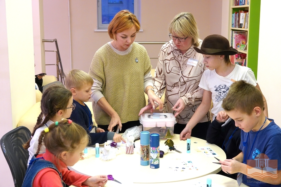 Каждый сделал себе на память брелок с изображением персонажа из семейства Муми-Троллей. Мастер-класс ведет Елена Федорова