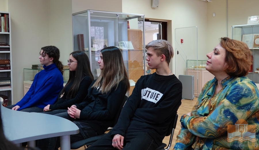 Вниманию студентов были представлены уникальные издания – рукописные, а также старопечатные книги XVI-XIX веков из редкого фонда библиотеки