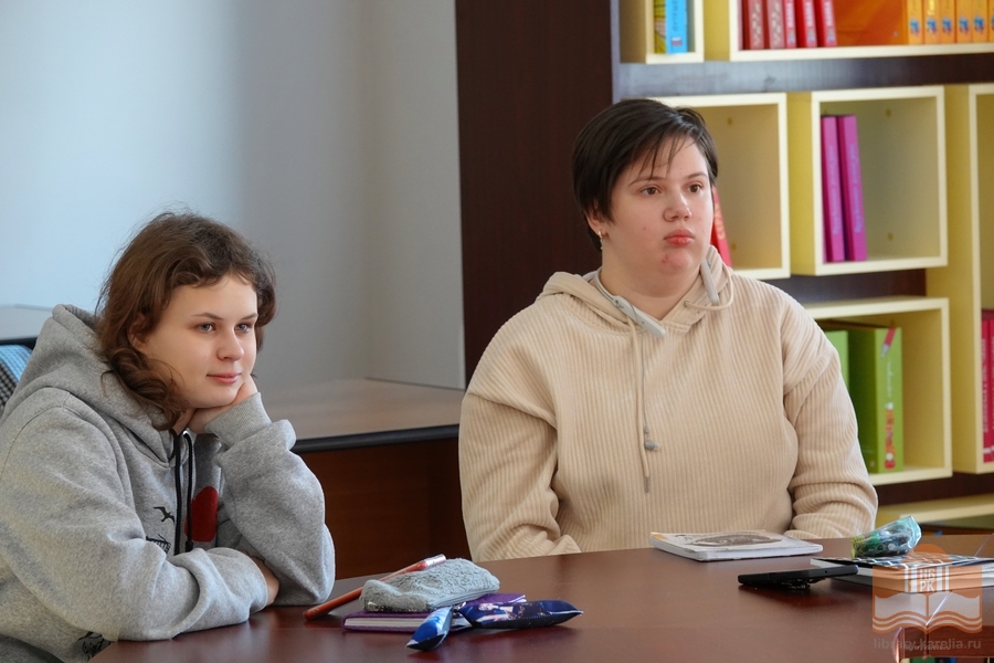 Cтуденты Карельского колледжа культуры и искусств в Национальной библиотеке Карелии