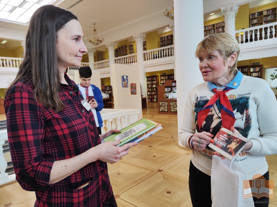 Жена сына писателя В. П. Крапивина Лариса Крапивина дарит Национальной библиотеке книги автора