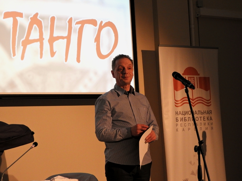 Режиссер пьесы «Опасное танго» Аркадий Самойлов